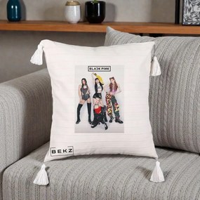 Perna Personalizata K-pop BLACKPINK Fotografie Grup Tinute Edgy, 40x40 cm, Bej cu Franjuri, Husa Detasabila, Perna Inclusa, BEKZ®