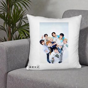 Perna Personalizata K-pop Stray Kids Foto Grup Bleu, 40x40 cm, Alb Pufos, Husa Detasabila, Perna Inclusa, BEKZ®