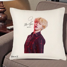 Perna Personalizata K-pop BTS Jimin Portret Artistic par Blond Autograf, 40x40 cm, Crem Reliefat, Husa Detasabila, Perna Inclusa, BEKZ®