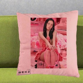 Perna Personalizata K-pop BLACKPINK Jisoo Pink Room, 40x40 cm, Roz, Husa Detasabila, Perna Inclusa, BEKZ®