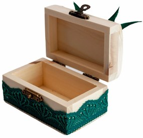 Cutiuta din lemn cu broderie verde pentru prima suvita de par a bebelusului, 10x5x5 cm - CSB-13