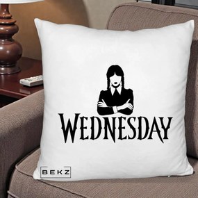Perna Personalizata Wednesday Addams cu Brate Incrucisate, 40x40 cm, Alb Pufos, Husa Detasabila, Perna Inclusa, BEKZ®