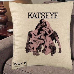 Perna Personalizata K-pop KATSEYE Foto Roz Vintage, 40x40 cm, Bej, Husa Detasabila, Perna Inclusa, BEKZ®