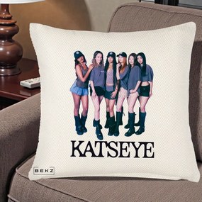 Perna Personalizata K-pop KATSEYE Grup Foto Tinute Gri, 40x40 cm, Crem Reliefat, Husa Detasabila, Perna Inclusa, BEKZ®