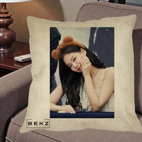 Perna Personalizata K-pop BLACKPINK Jennie Cute cu Diadema Ursulet, 40x40 cm, Crem, Husa Detasabila, Perna Inclusa, BEKZ®