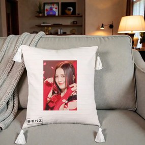 Perna Personalizata K-pop BLACKPINK Jisoo Rosu, 40x40 cm, Bej cu Franjuri, Husa Detasabila, Perna Inclusa, BEKZ®