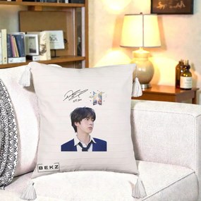 Perna Personalizata K-pop BTS Jin Portret Tinuta Albastra Autograf, 40x40 cm, Bej cu Franjuri, Husa Detasabila, Perna Inclusa, BEKZ®