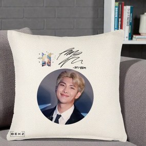 Perna Personalizata K-pop BTS RM Namjoon Portret Cerc cu Autograf, 40x40 cm, Crem Reliefat, Husa Detasabila, Perna Inclusa, BEKZ®