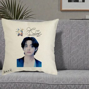 Perna Personalizata K-pop BTS V Taehyung Portret cu Autograf, 40x40 cm, Ecru, Husa Detasabila, Perna Inclusa, BEKZ®