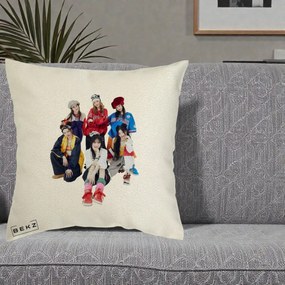 Perna Personalizata Grup K-pop Fete Streetwear Foto, 40x40 cm, Ecru, Husa Detasabila, Perna Inclusa, BEKZ®