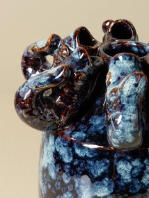 Vază din ceramică artizanală cu pești sculptați în relief, formă cilindrică cu coroană decorativă, albastru marmorat, finisaj lucios, 15×17 cm,