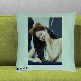 Perna Personalizata K-pop BLACKPINK Jennie Cute cu Diadema Ursulet, 40x40 cm, Verde Menta, Husa Detasabila, Perna Inclusa, BEKZ®