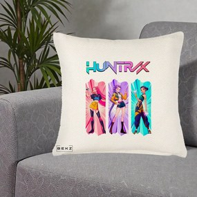 Perna Personalizata K-pop HUNTRX Trio cu Pisica in Benzi, 40x40 cm, Crem Reliefat, Husa Detasabila, Perna Inclusa, BEKZ®