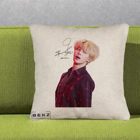 Perna Personalizata K-pop BTS Jimin Portret Artistic par Blond Autograf, 40x40 cm, Bej Canapea, Husa Detasabila, Perna Inclusa, BEKZ®
