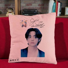 Perna Personalizata K-pop BTS V Taehyung Portret cu Autograf, 40x40 cm, Roz, Husa Detasabila, Perna Inclusa, BEKZ®