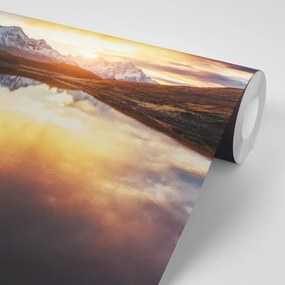 Fototapet apus de soare orbitor deasupra lacului de munte