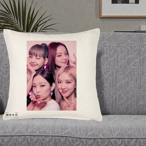 Perna Personalizata K-pop BLACKPINK Foto Grup Selfie Roz cu Glitter, 40x40 cm, Crem Reliefat, Husa Detasabila, Perna Inclusa, BEKZ®