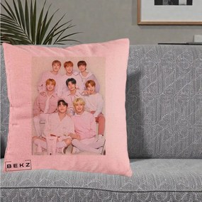 Perna Personalizata K-pop Stray Kids Foto Grup Pastel Roz-Alb cu 8 Membrii, 40x40 cm, Roz, Husa Detasabila, Perna Inclusa, BEKZ®