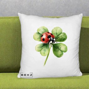 Perna Decorativa Buburuza Norocoasa pe Trifoi cu Patru Foi, 40x40 cm, Alb Pufos, Husa Detasabila, Perna Inclusa, BEKZ®