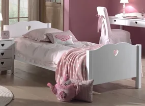 Această combinație AMORI în alb este compusă dintr-un pat (90 x 200 cm) și somieră asortată cu cadru fix, o noptieră, un dulap cu 2 uși și un birou.