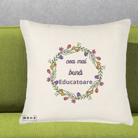 Cadou pentru Educatoare - Perna Personalizata Cea mai Buna Educatoare cu Coronita Florala Colorata, 40x40 cm, Crem Reliefat, Husa Detasabila, Perna Inclusa, BEKZ®