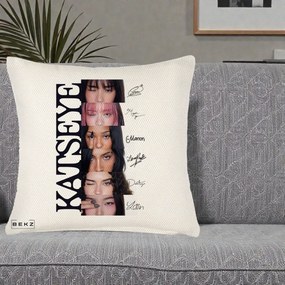Perna Personalizata K-pop KATSEYE Semnaturi Membre Foto, 40x40 cm, Crem Reliefat, Husa Detasabila, Perna Inclusa, BEKZ®
