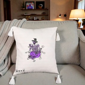 Perna Decorativa Schelet Vrajitor cu Dovleac Violet Halloween, 40x40 cm, Bej cu Franjuri, Husa Detasabila, Perna Inclusa, BEKZ®
