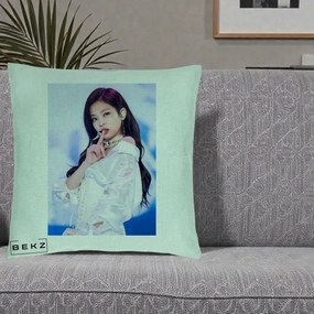 Perna Personalizata K-pop BLACKPINK Jennie Concert Alb cu Microfon, 40x40 cm, Verde Menta, Husa Detasabila, Perna Inclusa, BEKZ®