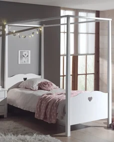 Această combinație AMORI în alb constă dintr-un pat cu baldachin (90 x 200 cm) cu setul de textile asortat, o noptieră și un dulap cu 2 uși.