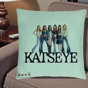 Perna Personalizata K-pop KATSEYE Foto Grup Blugi, 40x40 cm, Verde Menta, Husa Detasabila, Perna Inclusa, BEKZ®