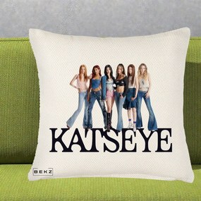 Perna Personalizata K-pop KATSEYE Foto Grup Blugi, 40x40 cm, Crem Reliefat, Husa Detasabila, Perna Inclusa, BEKZ®