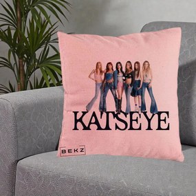 Perna Personalizata K-pop KATSEYE Foto Grup Blugi, 40x40 cm, Roz, Husa Detasabila, Perna Inclusa, BEKZ®