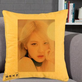 Perna Personalizata K-pop BLACKPINK Rose Blond cu Inel Roz Pastel, 40x40 cm, Galben, Husa Detasabila, Perna Inclusa, BEKZ®