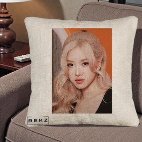 Perna Personalizata K-pop BLACKPINK cu Funda Rosie, 40x40 cm, Bej Canapea, Husa Detasabila, Perna Inclusa, BEKZ®