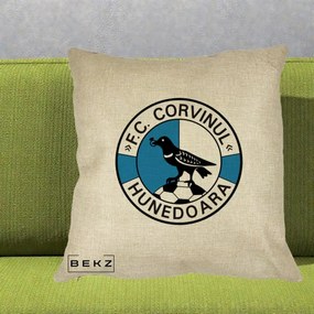 Perna Personalizata FC Corvinul Hunedoara Fotbal, 40x40 cm, Crem, Husa Detasabila, Perna Inclusa, BEKZ®