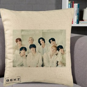 Perna Personalizata K-pop Stray Kids Foto Grup Alb All-White cu 8 Membrii, 40x40 cm, Bej, Husa Detasabila, Perna Inclusa, BEKZ®