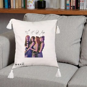 Perna Personalizata K-pop BLACKPINK Fotografie Grup Autografe Deasupra, 40x40 cm, Bej cu Franjuri, Husa Detasabila, Perna Inclusa, BEKZ®