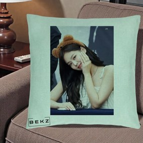 Perna Personalizata K-pop BLACKPINK Jennie Cute cu Diadema Ursulet, 40x40 cm, Verde Menta, Husa Detasabila, Perna Inclusa, BEKZ®