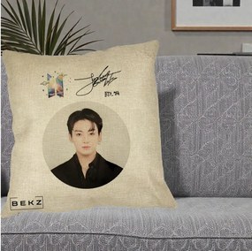 Perna Personalizata K-pop BTS Jungkook Portret cu Autograf, 40x40 cm, Crem, Husa Detasabila, Perna Inclusa, BEKZ®