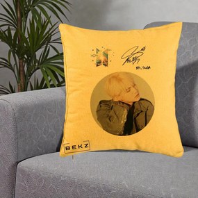 Perna Personalizata K-pop BTS Suga Portret cu Autograf, 40x40 cm, Galben, Husa Detasabila, Perna Inclusa, BEKZ®