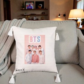 Perna Personalizata K-pop BTS Foto Grup cu BTS si Fond Roz Pastel, 40x40 cm, Bej cu Franjuri, Husa Detasabila, Perna Inclusa, BEKZ®