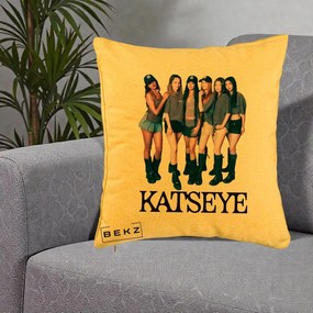 Perna Personalizata K-pop KATSEYE Grup Foto Tinute Gri, 40x40 cm, Galben, Husa Detasabila, Perna Inclusa, BEKZ®