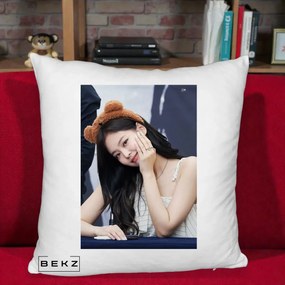 Perna Personalizata K-pop BLACKPINK Jennie Cute cu Diadema Ursulet, 40x40 cm, Alb Pufos, Husa Detasabila, Perna Inclusa, BEKZ®