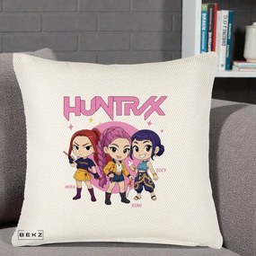 Perna Personalizata K-pop HUNTRX Trio Chibi cu Arme, 40x40 cm, Crem Reliefat, Husa Detasabila, Perna Inclusa, BEKZ®