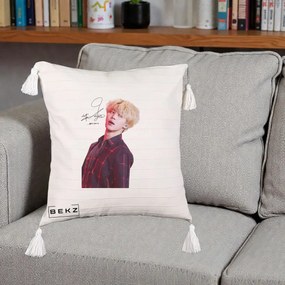 Perna Personalizata K-pop BTS Jimin Portret Artistic par Blond Autograf, 40x40 cm, Bej cu Franjuri, Husa Detasabila, Perna Inclusa, BEKZ®
