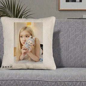 Perna Personalizata K-pop BLACKPINK Rose cu Papusa Iepure, 40x40 cm, Bej Canapea, Husa Detasabila, Perna Inclusa, BEKZ®