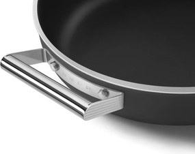 Oală joasă cu capac Smeg DPF2812BLM, 28 cm, 4,3 l, acoperire ceramică antiaderentă, potrivită pentru cuptor până la 250 °C, fără PFAS, compatibilă cu plitele cu inducție, negru