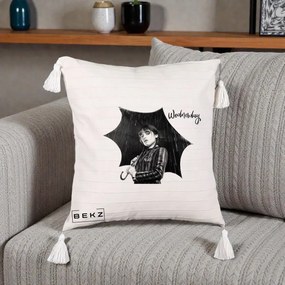 Perna Personalizata Wednesday Addams cu Umbrela Foto, 40x40 cm, Bej cu Franjuri, Husa Detasabila, Perna Inclusa, BEKZ®