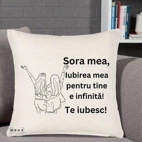 Cadou pentru Sora - Perna Personalizata Sora Mea Te Iubesc Line Art Doua Fete cu Brate Ridicate, 40x40 cm, Crem Reliefat, Husa Detasabila, Perna Inclusa, BEKZ®