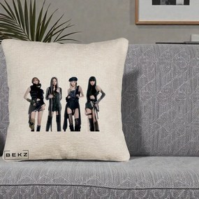 Perna Personalizata K-pop BLACKPINK Tinute Negre Elegante Grup, 40x40 cm, Bej Canapea, Husa Detasabila, Perna Inclusa, BEKZ®
